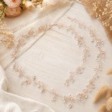 Charger l'image dans la galerie, Vigne de cheveux longue avec perles et cristaux sur fil or rose, présentée à plat sur fond clair
