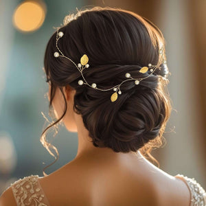 Vigne de cheveux pour coiffure de mariage bohème avec perles nacrées et feuilles dorées en porcelaine froide façonnées à la main