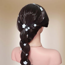 Charger l&#39;image dans la galerie, Vigne de cheveux minimaliste avec fleurs blanches en porcelaine froide pour coiffure de mariage, baptême, communion