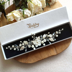 Long bijou de cheveux pour arrière-tête avec perles, cristaux, feuilles argentées et fleurs blanches pour coiffure de mariage bohème ou champêtre-chic