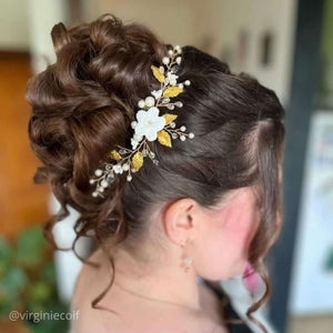 Long bijou de cheveux pour arrière-tête ou chignon haut avec perles, cristaux, feuilles dorées et fleurs blanches pour coiffure de mariage bohème ou champêtre-chic