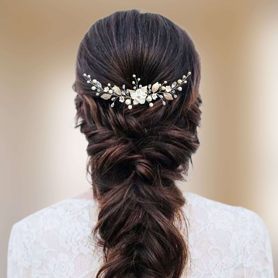 Long bijou de cheveux pour arrière-tête avec perles, cristaux, feuilles argentées et fleurs blanches pour coiffure de mariage bohème ou champêtre-chic