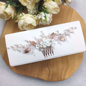 Long bijou de cheveux pour arrière-tête avec perles, cristaux, feuilles or rose et fleurs blanches pour coiffure de mariage bohème ou champêtre-chic