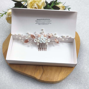 Long bijou de cheveux pour arrière-tête avec perles, cristaux, feuilles or rose et fleurs blanches pour coiffure de mariage bohème ou champêtre-chic