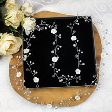 Charger l'image dans la galerie, Vigne de cheveux Adriana déployée en longueur, ornée de perles, cristal et fleurs blanches.