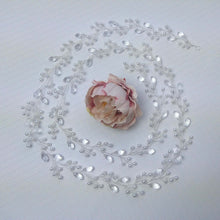 Charger l'image dans la galerie, Longue vigne de cheveux Amélie en perles et cristal, bijou souple conçu pour coiffure de mariée.