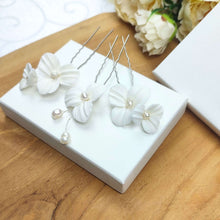 Charger l&#39;image dans la galerie, Lot de trois épingles à cheveux avec fleurs blanches en porcelaine froide et perles naturelles d&#39;eau douce pour coiffure de mariage