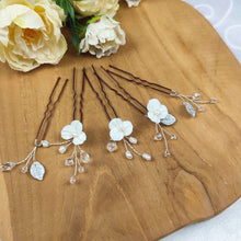 Charger l&#39;image dans la galerie, Lot de 5 épingles à cheveux florales avec fleurs blanches et feuilles argentées en porcelaine froide, cristaux transparents et perles naturelles d&#39;eau douce pour coiffure de mariage champêtre chic