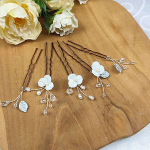 Lot de 5 épingles à cheveux florales avec fleurs blanches et feuilles argentées en porcelaine froide, cristaux transparents et perles naturelles d'eau douce pour coiffure de mariage champêtre chic