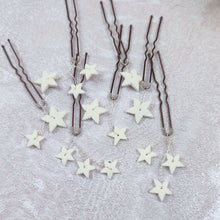 Charger l'image dans la galerie, Lot épingles à chignon étoiles en porcelaine blanche, présenté à plat sur fond clair texturé.