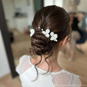 Lot de trois épingles à cheveux avec fleurs blanches en porcelaine froide et perles naturelles d'eau douce pour coiffure de mariage