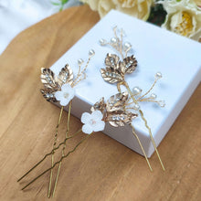 Charger l&#39;image dans la galerie, lot de 3 épingles à cheveux avec perles nacrées, cristal transparent, feuilles dorées et fleurs blanches en porcelaine froide pour coiffure de mariage