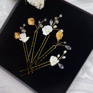 Lot de 5 épingles à cheveux florales avec feuilles blanches et feuilles dorées en argile polymère, cristaux transparents et perles naturelles d'eau douce pour coiffure de mariage champêtre chic