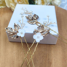 Charger l&#39;image dans la galerie, lot de 3 épingles à cheveux avec perles nacrées, cristal transparent, feuilles dorées et fleurs blanches en porcelaine froide pour coiffure de mariage