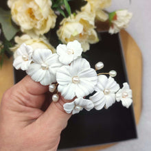 Charger l&#39;image dans la galerie, Bijou de cheveux en fleurs blanches et perles naturelles d&#39;eau douce pour chignon ou arrière-tête de coiffure de mariage romantique champêtre-chic