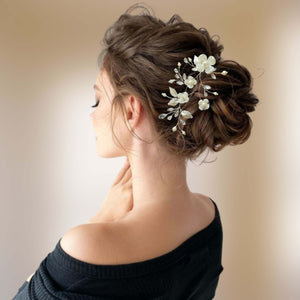 Vigne de cheveux florale avec cristal, perles, fleurs et feuilles argentées pour coiffure romantique de mariage champêtre-chic