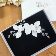 Charger l&#39;image dans la galerie, Bijou de cheveux avec cristal transparent et fleurs et feuilles blanches en porcelaine froide pour chignon ou coiffure de mariage