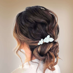 Duo petits bijoux de cheveux floraux avec fleurs et feuilles blanches en porcelaine froide pour coiffure de mariage