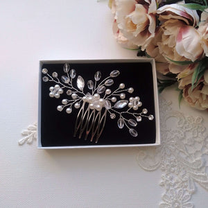 Bijou de cheveux Peigne argenté motif floral en perles nacrées, cristal et strass transparents pour chignon de mariage bohème