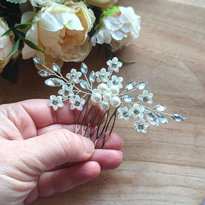 Bijou de cheveux Peigne avec perles nacrées, strass et petites fleurs pour coiffure de mariage