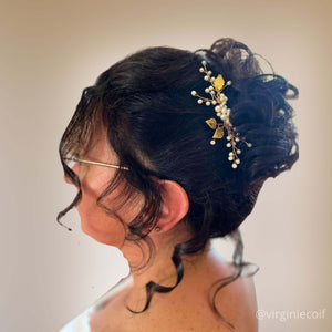 Bijou de cheveux Peigne en perles nacrées et feuilles dorées pour chignon de mariage bohème ou champêtre-chic