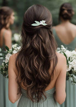 Charger l&#39;image dans la galerie, Peigne à cheveux pour coiffure de mariée ou demoiselle d&#39;honneur avec feuilles et fleurs d&#39;olivier en porcelaine froide.