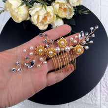Charger l&#39;image dans la galerie, Bijou de cheveux Long peigne style rustique avec fleurs dorées, perles nacrées et strass pour chignon de mariage vintage ou bohème