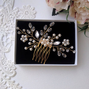Bijou de cheveux Peigne doré motif floral en perles nacrées, cristal et strass transparents pour chignon de mariage bohème