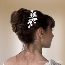 Charger l&#39;image dans la galerie, Peigne à cheveux en feuilles blanches en porcelaine froide pour chignon ou coiffure de mariage champêtre-chic