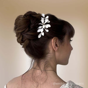 Peigne à cheveux en feuilles blanches en porcelaine froide pour chignon ou coiffure de mariage champêtre-chic