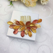 Charger l&#39;image dans la galerie, Bijou de cheveux avec feuilles en porcelaine froide dorées, cuivrées et bronze pour coiffure de mariage champêtre, rustique ou bohème