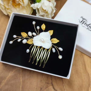 Petit bijou de cheveux Peigne floral avec perles naturelles d'eau douce, feuilles dorées et fleur blanche en porcelaine froide pour coiffure chignon de mariage champêtre-chic
