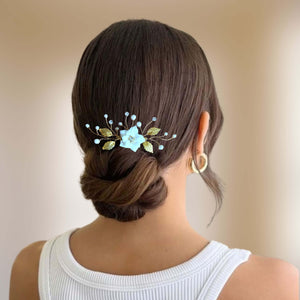 Bijou de cheveux Peigne avec fleur blanche en porcelaine froide, feuilles dorées et délicates branches de perles et cristaux de strass transparent pour coiffure de mariage bohème ou champêtre