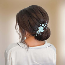 Charger l&#39;image dans la galerie, Bijou de cheveux Peigne floral pour coiffure de mariage romantique, champêtre ou bohème en cristal et fleurs blanches
