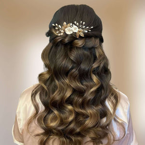Peigne à cheveux floral de mariage bohème ou champêtre, Bijou de cheveux fleurs blanches, perles, cristal et feuilles dorées pour mariée romantique
