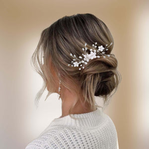 Bijou de cheveux Peigne floral pour coiffure de mariage champêtre chic ou bohème avec perles nacrées, cristaux transparents et fleurs blanches en porcelaine froide
