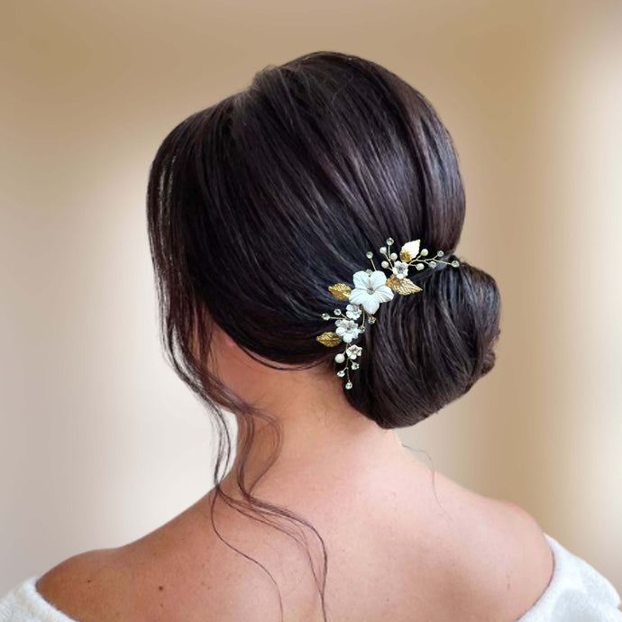 Bijou de cheveux Peigne avec fleurs blanches en porcelaine froide, perles, strass et feuilles dorées pour chignon de mariage bohème ou champêtre-chic