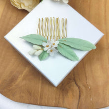 Charger l&#39;image dans la galerie, Peigne à cheveux pour coiffure de mariée ou demoiselle d&#39;honneur avec feuilles et fleurs d&#39;olivier en porcelaine froide.
