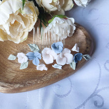 Charger l'image dans la galerie, Peigne cheveux avec fleurs en porcelaine bleu et blanc rosé et petites feuilles, détail d’un accessoire de mariage fait main