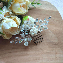 Charger l&#39;image dans la galerie, Bijou de cheveux Peigne avec perles nacrées, strass et petites fleurs pour coiffure de mariage