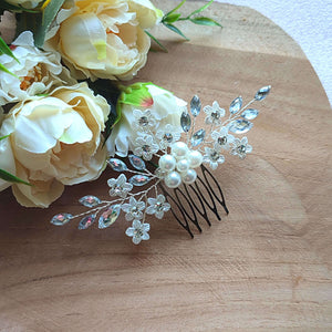 Bijou de cheveux Peigne avec perles nacrées, strass et petites fleurs pour coiffure de mariage