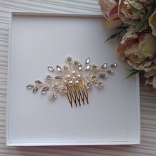 Charger l&#39;image dans la galerie, Bijou de cheveux Peigne avec perles nacrées, strass et petites fleurs pour coiffure de mariage