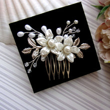 Charger l&#39;image dans la galerie, Petit bijou de cheveux Peigne avec fleurs ivoires, perles, cristal et feuilles argentées pour coiffure de mariée ou demoiselle d&#39;honneur
