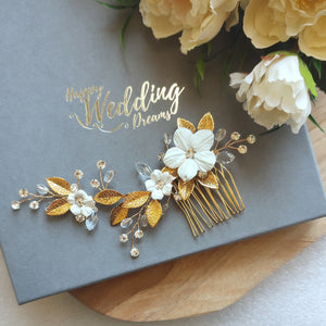 Bijou de cheveux floral Peigne avec cristaux de strass et perles en cristal transparent, perles nacrées, fleurs blanches et feuilles dorées pour chignon de mariage champêtre