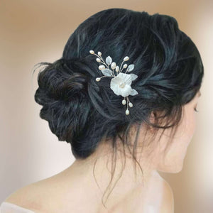 Petit bijou de cheveux Peigne floral avec perles naturelles d'eau douce, feuilles argentées et fleur blanche en porcelaine froide pour coiffure chignon de mariage champêtre-chic