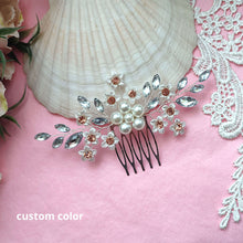 Charger l&#39;image dans la galerie, Bijou de cheveux personnalisé en or rose Peigne avec perles nacrées, strass et petites fleurs pour coiffure de mariage