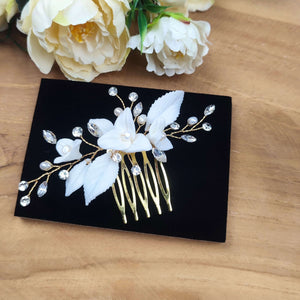 peigne cheveux floral avec feuilles et fleurs blanches en porcelaine froide, perles naturelles d'eau douce et cristaux de strass pour chignon de mariage ou coiffure de soirée