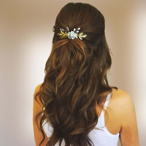 Bijou de cheveux Peigne avec fleur blanche, longues feuilles dorées, perles nacrées et cristal transparent pour coiffure de mariage vintage ou rustique