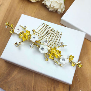 Bijou de cheveux Duo de petits peignes floraux en laiton doré avec des fleurs blanches en porcelaine froide et des cristaux de strass pour coiffure de mariage vintage ou bohème