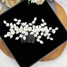 Charger l&#39;image dans la galerie, Grand peigne mariage argenté Aude, bijou de cheveux artisanal en porcelaine blanche.